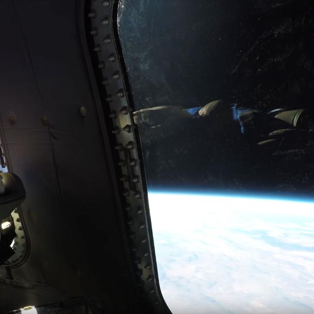 Ein Astronaut blickt aus dem Fenster eines Raumschiffs auf die Erde.