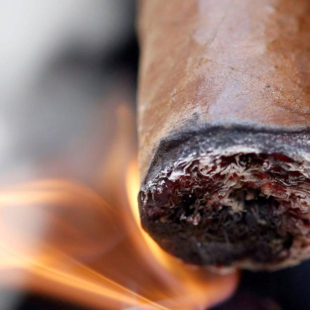 Eine Zigarre wird angezündet.