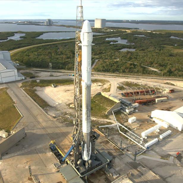 Eine Falcon 9 Rakete steht auf einer Startrampe in Cape Canaveral.