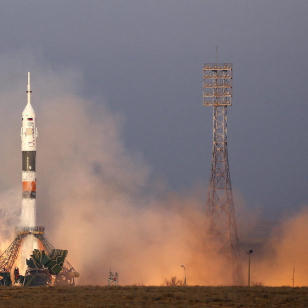 Eine russische Sojus-Rakete startet von einem Weltraumbahnhof.