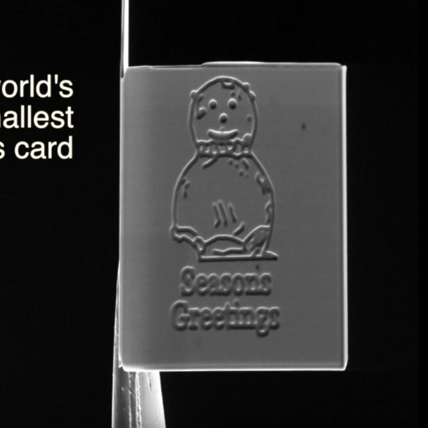 Die kleinste Weihnachtskarte der Welt mit einem Schneemann und „Season's Greetings“.