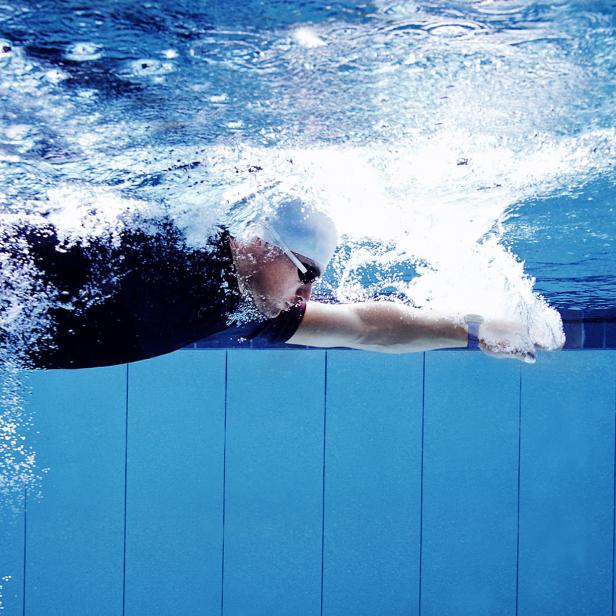 Wenn Sie gerne schwimmen und Ihre Lauf-Einheiten auch bei Regen abhalten, dann ist die Gear Sport genau das richtige Fitness-Gadget für Sie. Mit einer Wasserresistenz von 5 ATM oder 50 Metern, können Sie sich sicher sein, dass Ihre Aktivitäten selbst im kalten Nass aufgezeichnet werden.