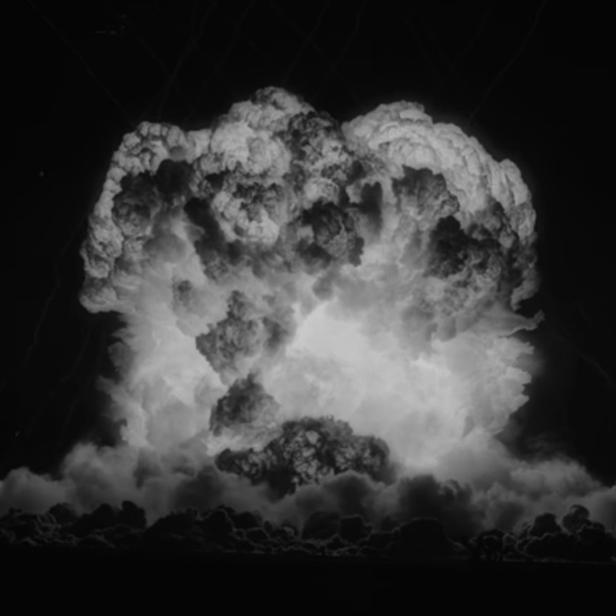 Eine Schwarzweißaufnahme einer Atomexplosion mit einem riesigen, pilzförmigen Rauchpilz.