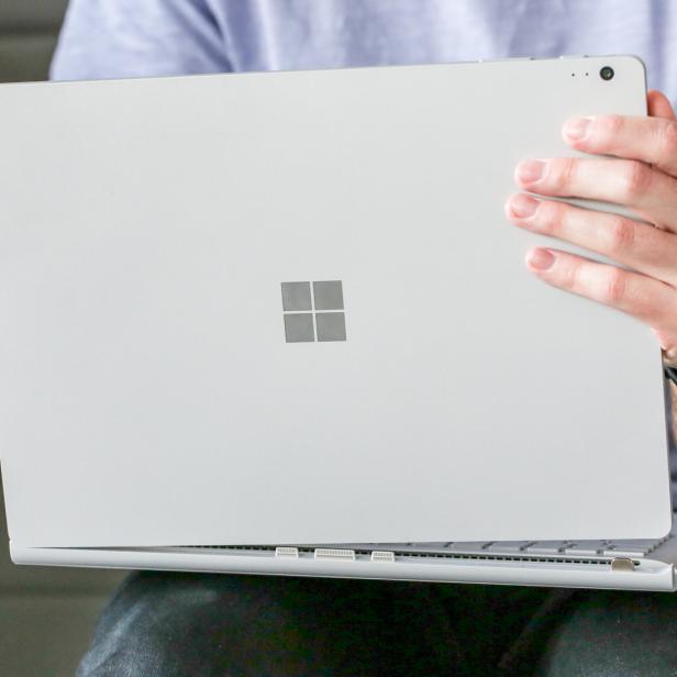 Für den Benchmark-Test hat Microsoft hauseigene Surface Books genutzt