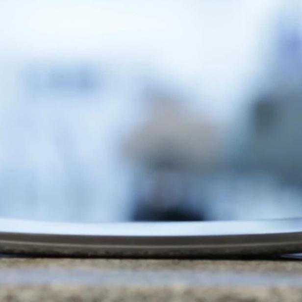 Eine Metallkugel balanciert auf einem flachen, rechteckigen Gegenstand.