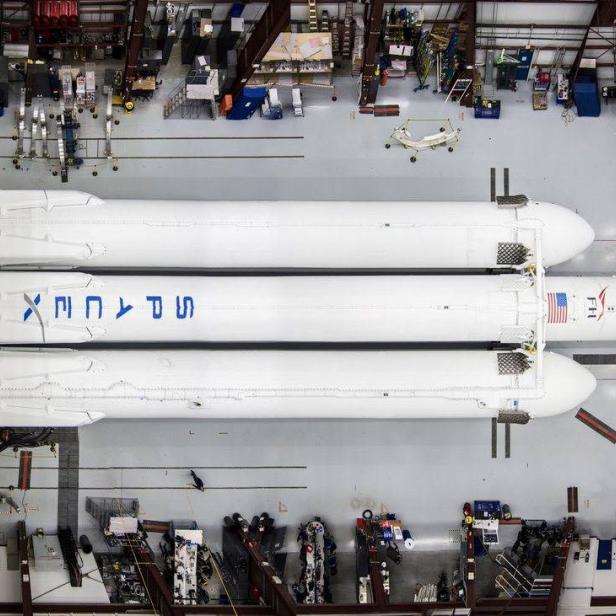 Draufsicht auf eine Falcon Heavy Rakete von SpaceX in einer Werkshalle.