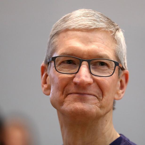 Porträt von Tim Cook, dem CEO von Apple, mit Brille.