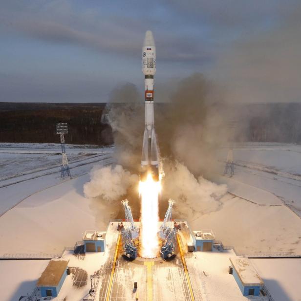 Eine Rakete startet von einer schneebedeckten Startrampe.