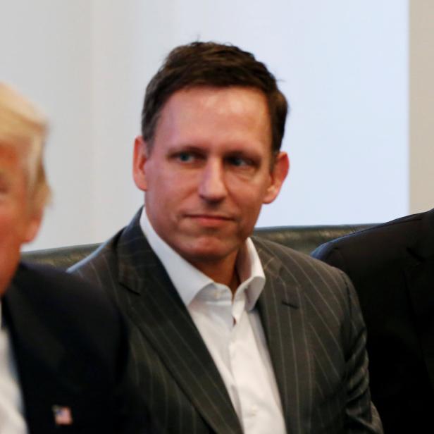 Thiel zwischen US-Präsident Donald Trump (l.) und Apple-CEO Tim Cook (r.)