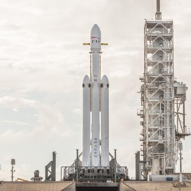 Eine Falcon Heavy Rakete von SpaceX steht auf einer Startrampe.