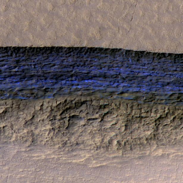 Eine Schichtaufnahme von Gestein mit einer blauen Ader.