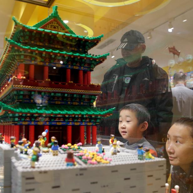 Modell eines Tores zur verbotenen Stadt in einem Lego-Geschäft in Peking