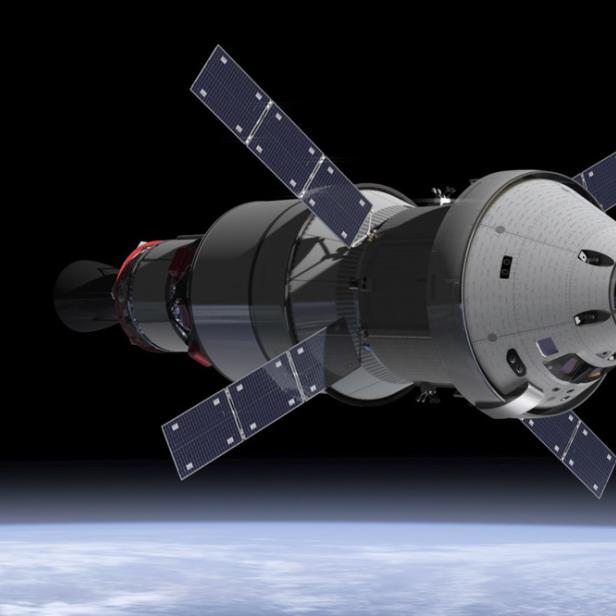 Eine Raumkapsel mit Solarmodulen über der Erdatmosphäre.