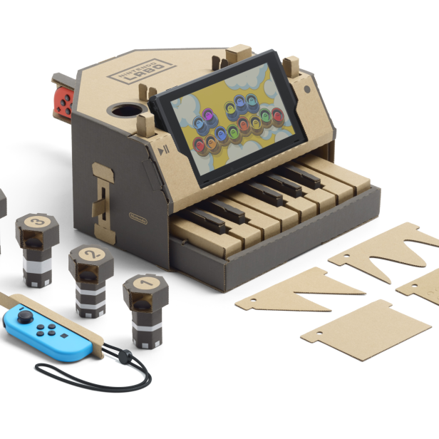Ein Nintendo Labo Klavier aus Pappe mit einem Switch-Bildschirm und Controllern.