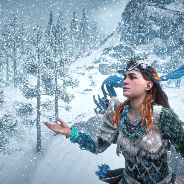 Aloy genießt das Schneetreiben in Horizon: Zero Dawn