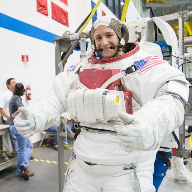 Ein Astronaut in einem Raumanzug gibt zwei Daumen hoch.