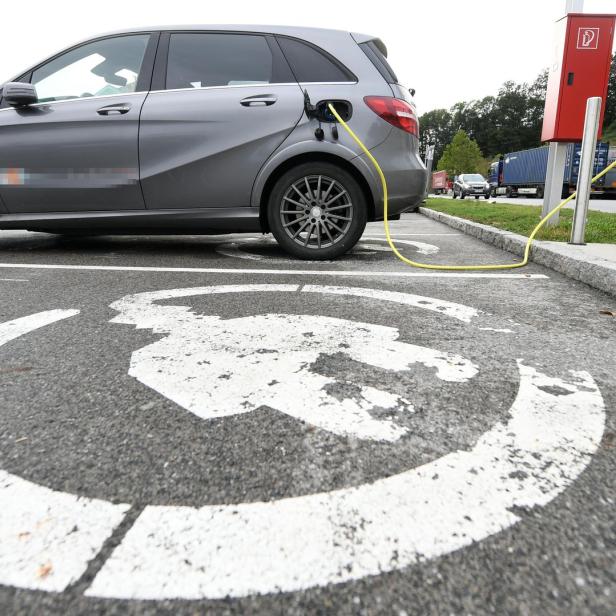 Wenn alle ihr E-Auto schnell laden wollen, werden die Leitungen überlastet.