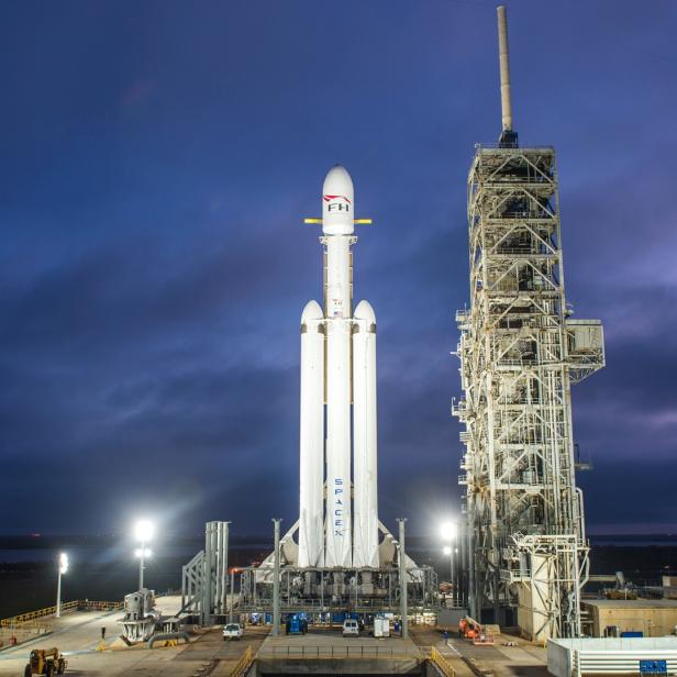 Die Falcon Heavy wartet derzeit geduldig auf der Startrampe LC-39A