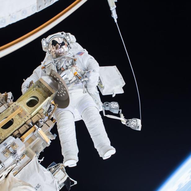 Ein Astronaut schwebt während eines Weltraumspaziergangs vor der Erde.