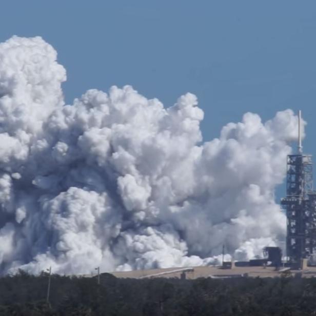 Eine Rakete startet und erzeugt eine große Rauchwolke.