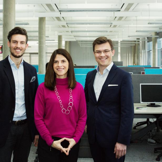 Alexander Niederhofer (Head of Sales HELFERLINE), Maria Zesch (CCO T-Mobile) und Clemens Schmidgruber (CEO HELFERLINE)