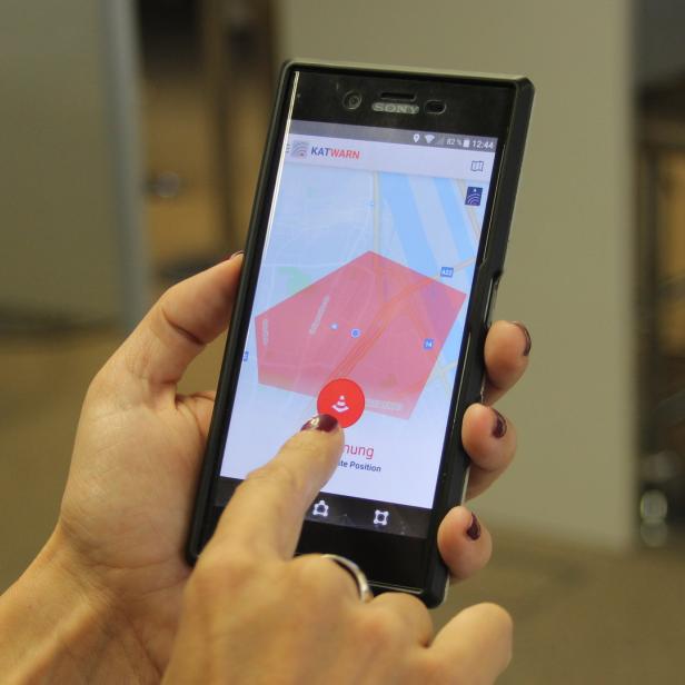 Die App KATWARN hält Katastrophenwarnungen für nutzerspezifizierte Postleitzahl-Gebiete innerhalb Österreichs bereit