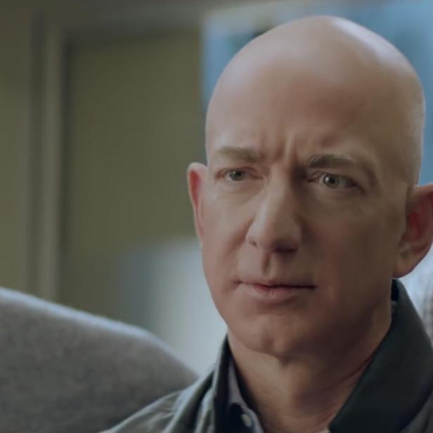 Amazon-Chef Jeff Bezos spielt im Alexa-Super-Bowl-Spot mit