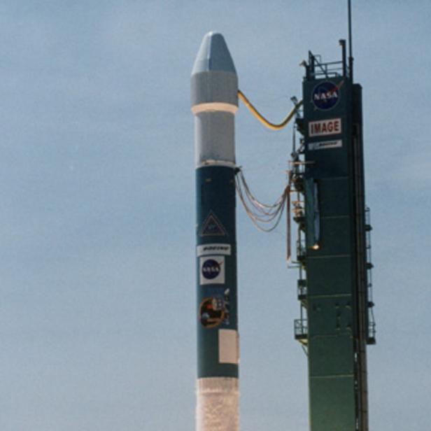 Eine NASA-Rakete steht auf einer Startrampe.