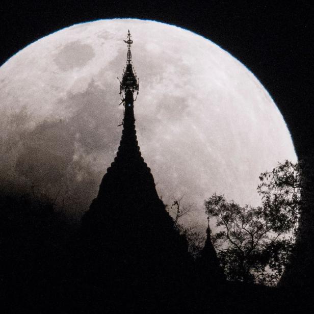 Der superblaue Blutmond über einer Pagode in Kumal, Myanmar