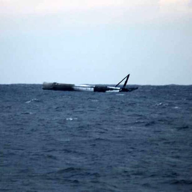 Ein Flugzeugwrack treibt im Meer.