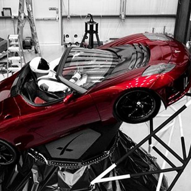 Der &quot;Starman&quot; im roten Tesla Roadster, der an Bord einer Falcon-Heavy-Rakete am 6.2.2018 ins All befördert werden soll