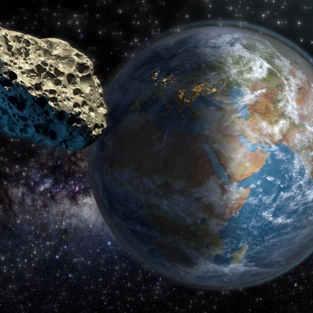 Ein Asteroid nähert sich der Erde vor einem Sternenhintergrund.