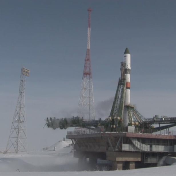 Eine russische Sojus-Rakete steht auf der Startrampe in einer schneebedeckten Landschaft.