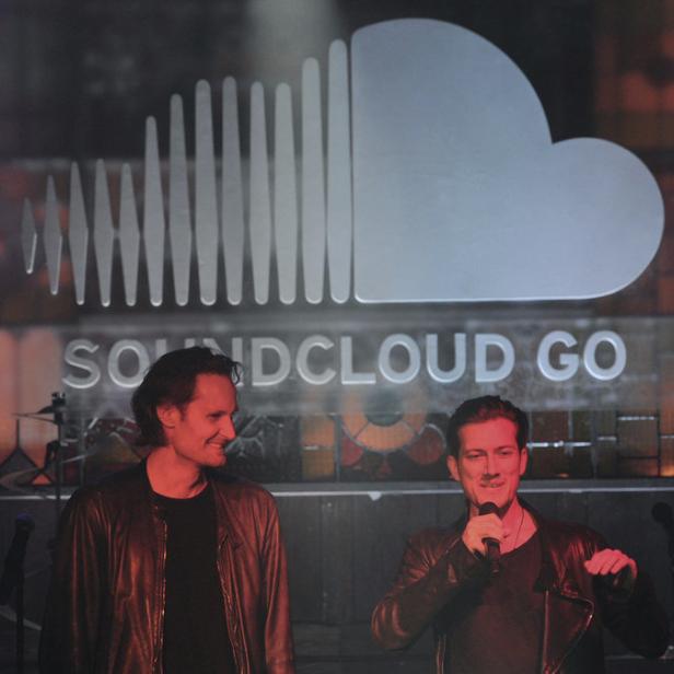 Zwei Männer stehen auf einer Bühne vor einem „SoundCloud Go“-Logo.