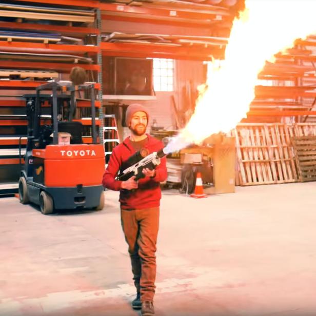 Auf YouTube zeigt dieser Mann, wie man sich selbst einen Flammenwerfer wie jenen von Elon Musks Boring Company zusammenbauen kann