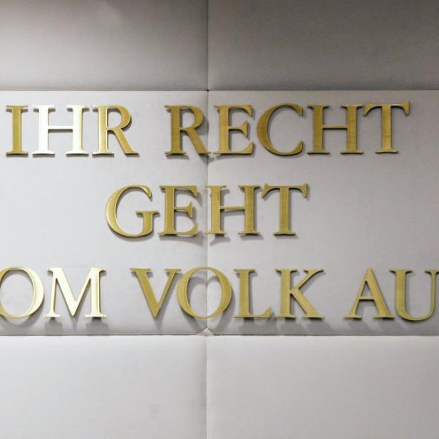 Goldene Buchstaben auf einer Wand bilden den Schriftzug „Ihr Recht geht vom Volk aus.“.