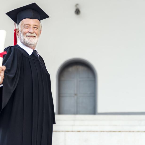 Stock-Fotografie-ID:833969652 Alter Erwachsener, Schul- oder Uniabschluss, Akademisches Lernen, Bildung, Doktorhut, Ein Mann allein, Eine Person, Einzelner Senior, Erfolg, Erwachsene Person, Europäischer Abstammung, Fotografie, Glücklichsein, Horizontal, Leistung, Menschen, Nur Erwachsene, Nur Männer, Sachverstand, Thailand, Universität, Urkunden,