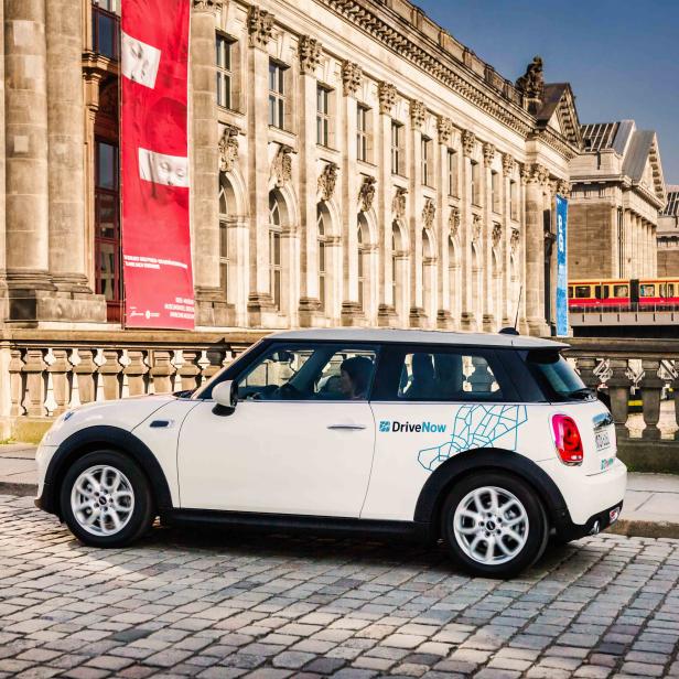 DriveNow Mini in einer Altstadt