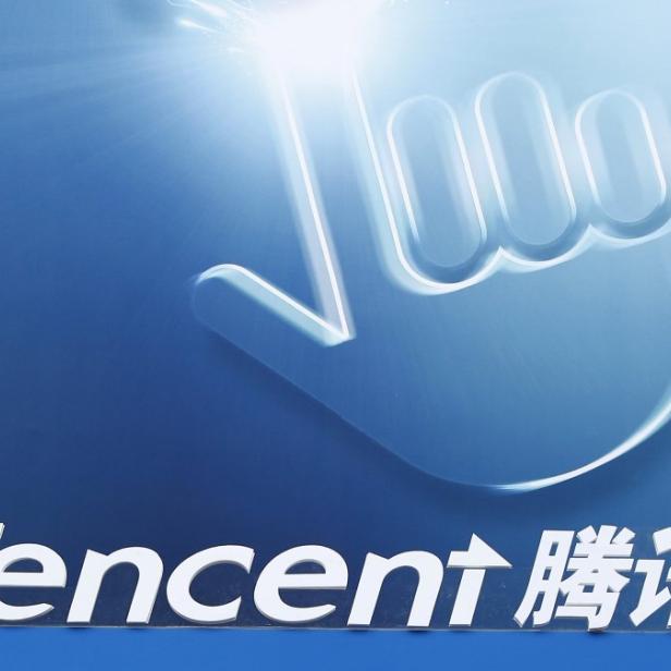 Das Logo von Tencent mit einer stilisierten Hand auf blauem Hintergrund.