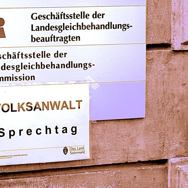 Ein Schild kündigt den Sprechtag der Volksanwaltschaft an.
