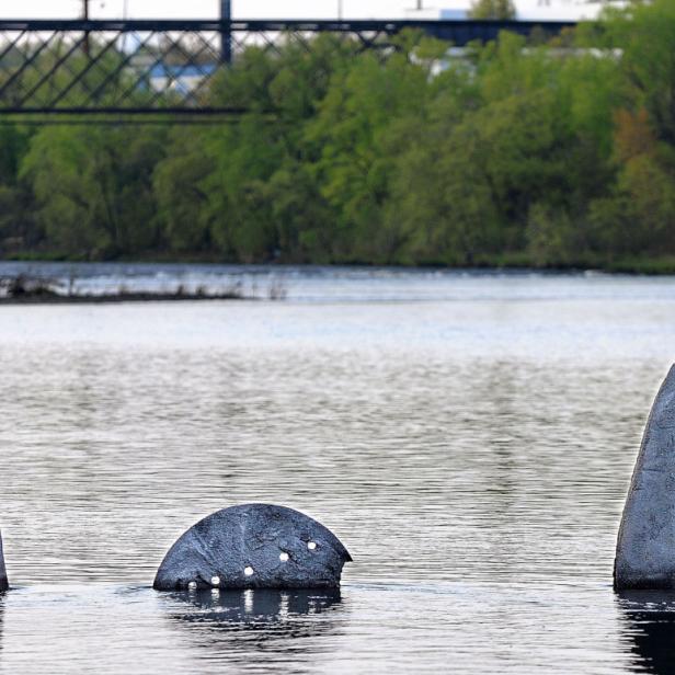 Bereits im 6. Jahrhundert soll es die ersten Nessi-Sichtungen gegeben haben. Einen Beweis für das Ungeheuer von Loch Ness gibt es freilich nicht. Der Süßwassersee ist mit einer Wasseroberfläche von 56,4 km² der zweitgrößte See Schottlands.