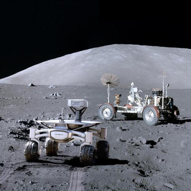 Der Audi Lunar Quattro Rover vor dem Lunar Roving Vehicle aus den 1970er-Jahren auf der Mondoberfläche