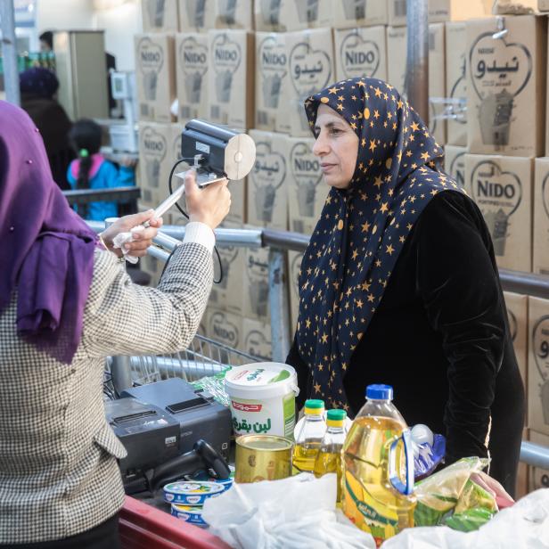 Iris-Scan beim Bezahlen im Supermarkt im Flüchtlingscamp Azraq