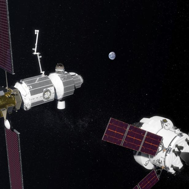 Das Lunar Orbital Platform-Gateway (LOP-G) im Mondorbit samt Orion-Raumschiff (re.) in einer NASA-Darstellung