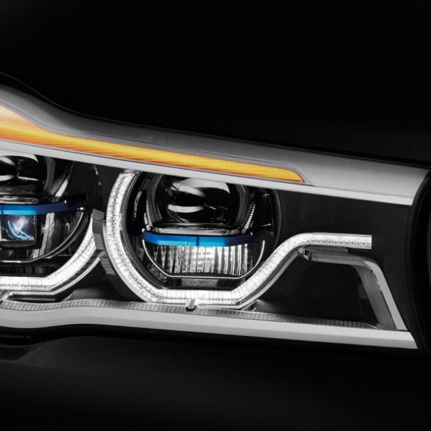 Detailaufnahme eines modernen BMW-Scheinwerfers mit LED-Technologie.