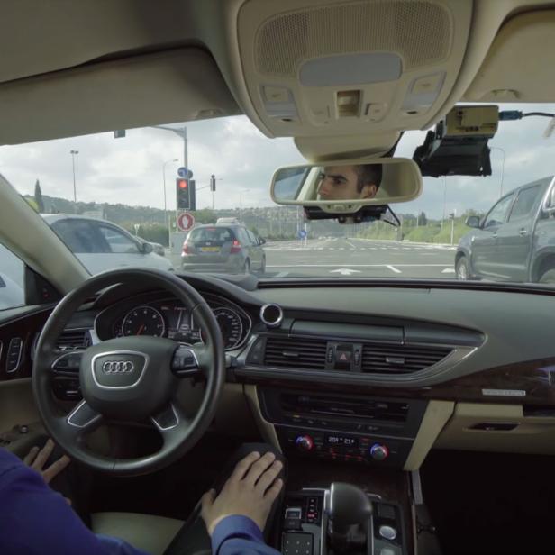 Selbstfahrendes Auto von Mobileye hält automatisch an einer roten Ampel