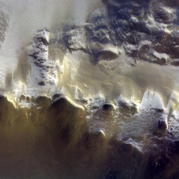 Eis am Rand des Korolev-Kraters am Mars, aufgenommen vom ExoMars Trace Gas Orbiter der ESA