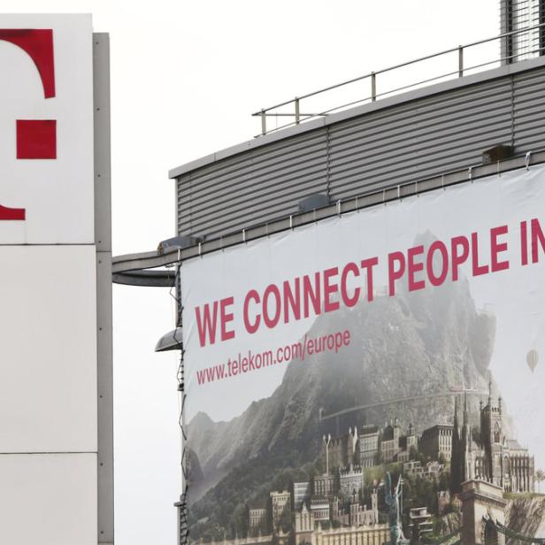 Ein Telekom-Logo und eine Werbung mit dem Slogan „We connect people in Europe“.