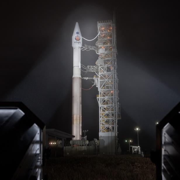 Eine InSight-Rakete steht nachts auf einer Startrampe.