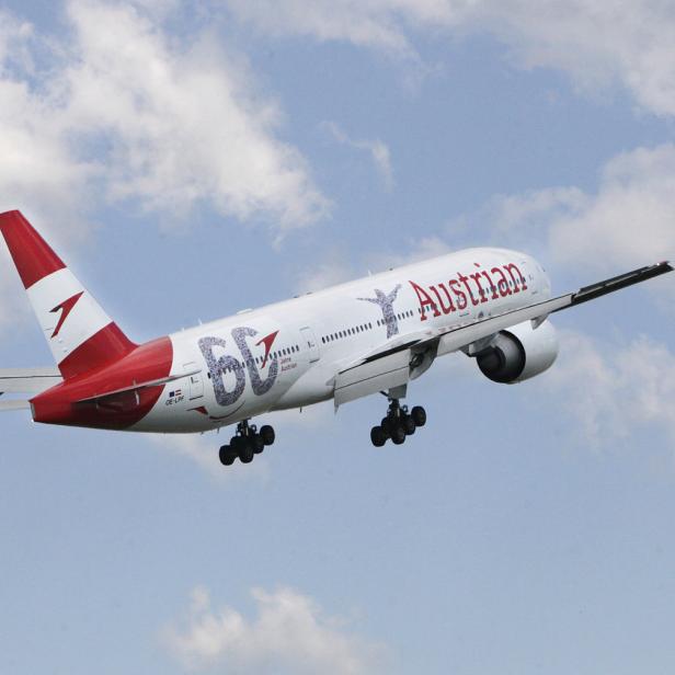 Ein Flugzeug der Austrian Airlines startet vor einem bewölkten Himmel.